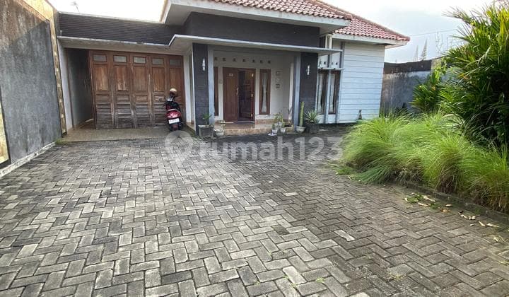 Rumah Mewah 1 Lantai dengan Tanah Luas Strategis Bangettepi Jalan Aspal di Sembego Maguwoharjo Depok Sleman