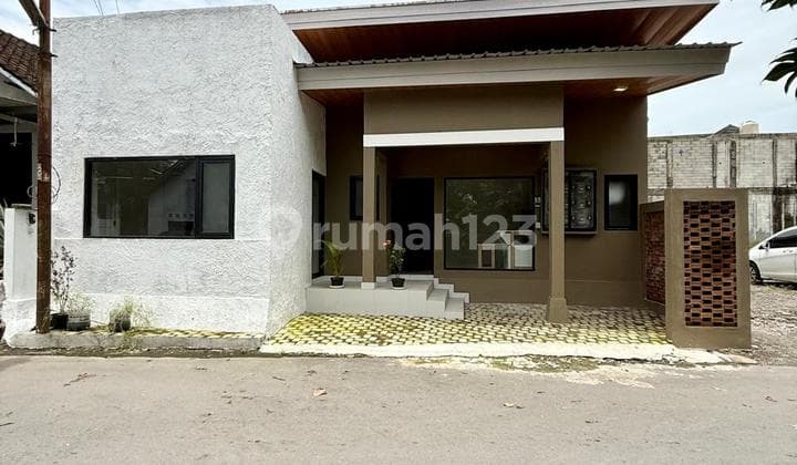 Kost Baru Coklat 9 Kamar Tidur di Jalan Kaliurang KM. 10 Ngaglik Sleman Dekat Kampus Uii
