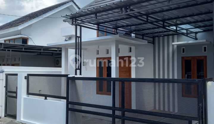 Rumah Baru Putih Limasan Modern Dalam Perumahan Griya Tombima Dekat Giwangan
