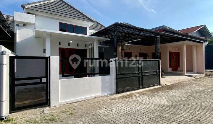 Rumah Baru Putih Limasan Modern Dalam Perumahan Griya Tombima Dekat Giwangan