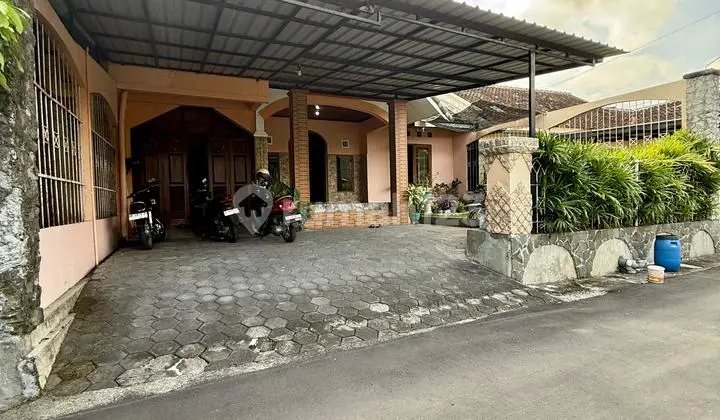 Luxurious Serene House with Extensive Land in Maguwoharjo, Depok, Sleman, Near Maguwo Stan Market.