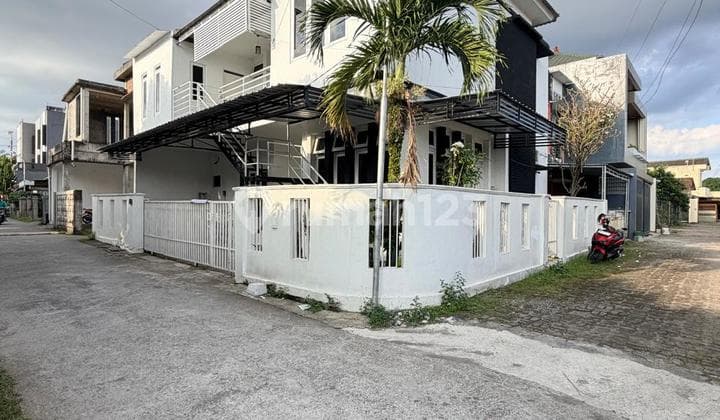 Corner Building 2-Story Strategically Located Can Be Used as Office on Jalan Kaliurang KM. 8, Sinduharjo, Ngaglik, Sleman