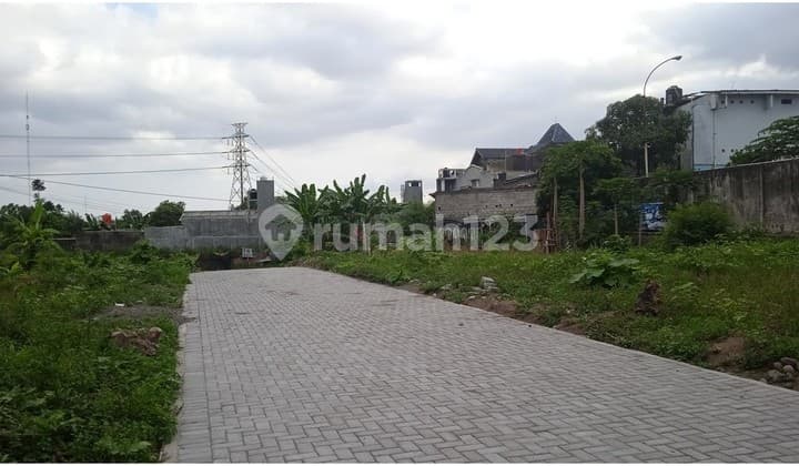 Near Al Azhar Tanah Yogyakarta School on Jl. Banteng