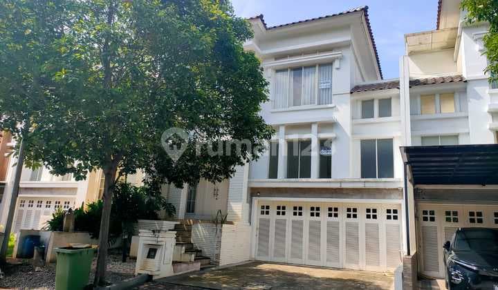 Rumah Crown Golf Pik Akases Startegis