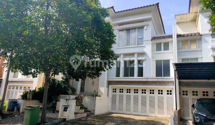 Rumah Crown Golf Pik Akases Startegis