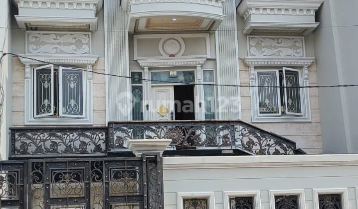 Rumah Mewah Taman Palem Lestari Deket Green Sedayu Mall