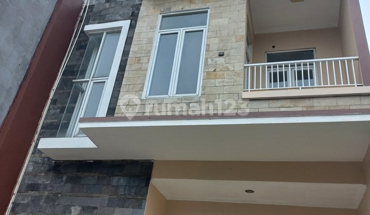 Rumah Cantik Minimalis Dalam Komplek Perumahan Elite Vila Cinere Mas