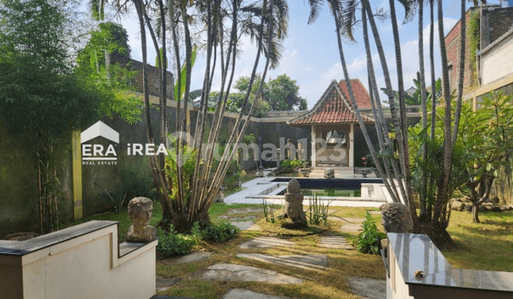 Affordable Classic House in Solo Colomadu with a Comfortable Swimming Pool