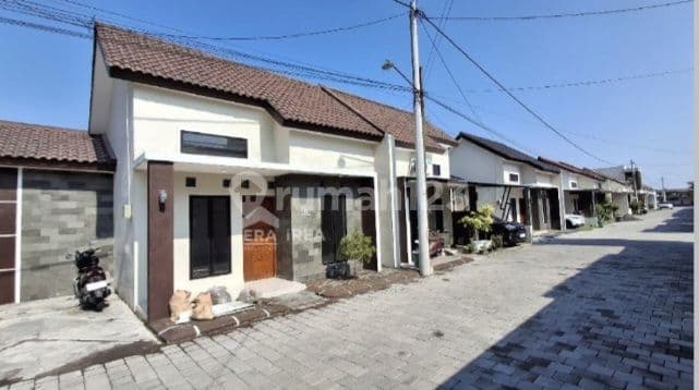 Affordable Move-In Ready House in Solo Baru Area, Near Dr. Oen Solo Baru Hospital.