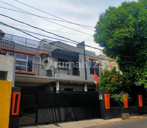 Rumah Besar Bagus Pinggir Jalan Raya di Cijantung