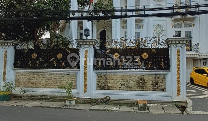 Jual Murah Butuh Uang Rumah Megah Klasik Ada Pool di Kramat Senen