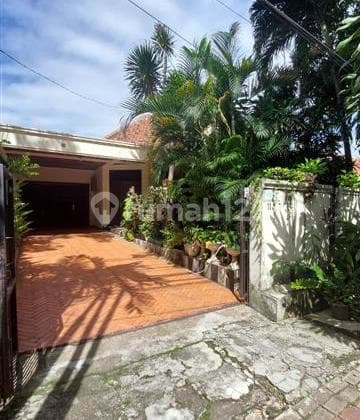 Rumah Tua Zona Komersial Hitung Tanah SHM Pinggir Jalan Raya di Pejompongan