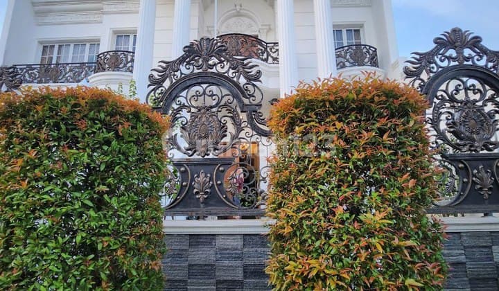 Rumah Megah Mewah American Classic di Komplek Billy Moon, Pondok Kelapa