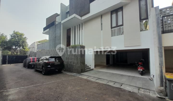 Rumah 2 Lantai Dengan Privatepool Di Jakarta Selatan