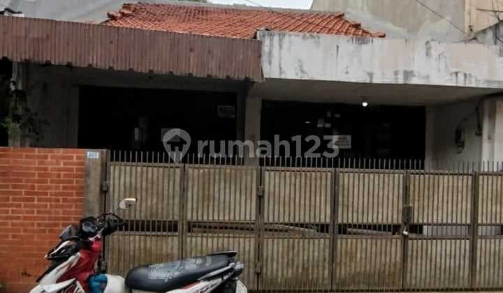 Rumah Tua Strategis Bebas Banjir di Tanjung Duren