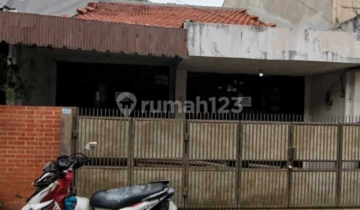 Rumah Tua Strategis Bebas Banjir di Tanjung Duren