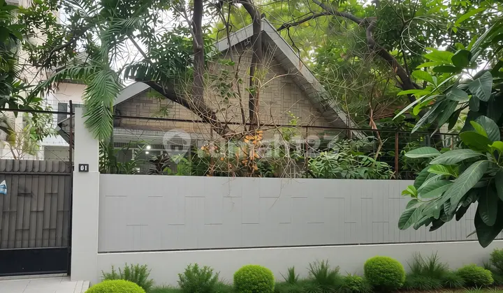 Old house in Tebet Barat Dalam Raya, 2 floors, commercial area