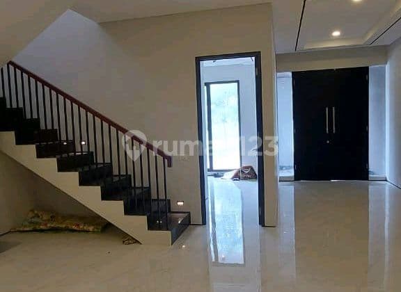 Rumah Minimalis Tingkat Di Raya Woodland, Citraland