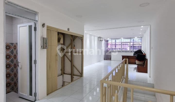 Mana ada ruko yang ada lift barangnya