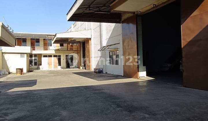 7 Units Ex-Factory Warehouses in a Row 6690 m Good SHM