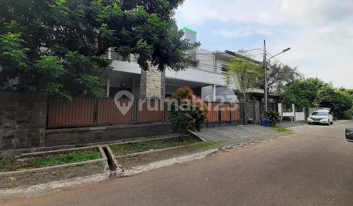 Rumah Mewah Dan Luas Dalam Kompleks Di Pancoran