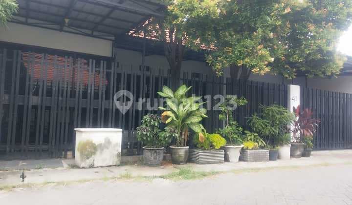 Cheap House in Central Surabaya, Can Be Calculated for Business, Can Be Wholesaled.