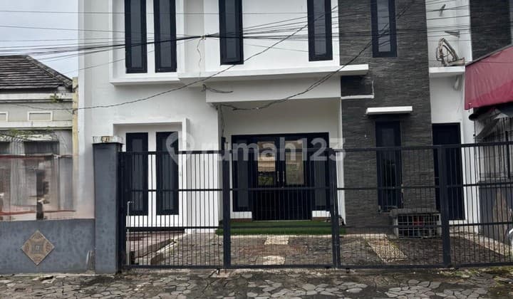 La. Quick Sale 3-Storey House Ready to Occupy on Jl Boulevard Raya Cibubur Country Cikeas Bogor