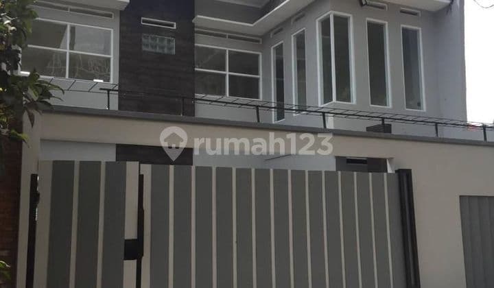 Rumah Ada Kolam Renang Di Setiabudi
