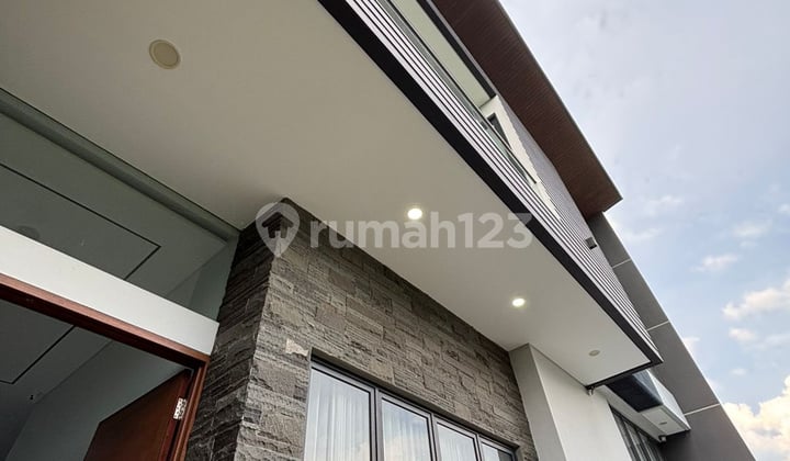 Minimalist Second-Hand Waterfront House in Citraland South Surabaya with Home Ownership Credit