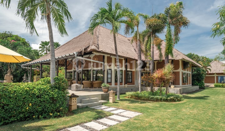 B07 Dijual Villa Tepi Pantai Indah di Tangguwesia Furnished SHM