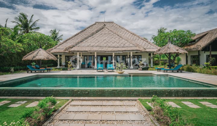 B08 Dijual Villa Tepi Pantai Tenang dengan Kolam Pribadi