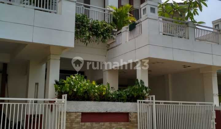 Dijual Rumah Mewah Strategis di Jaka Setia Bekasi
