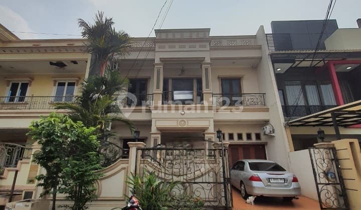 Nice Classic Design 3-Story House in Citra Garden Complex, Kalideres
