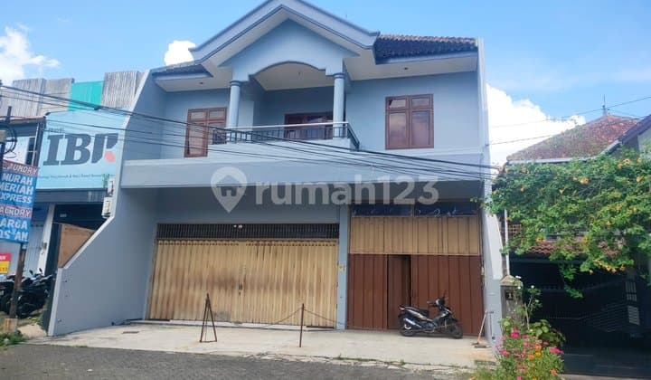 Parkir Luas di Jalan Candi Mendut Suhat