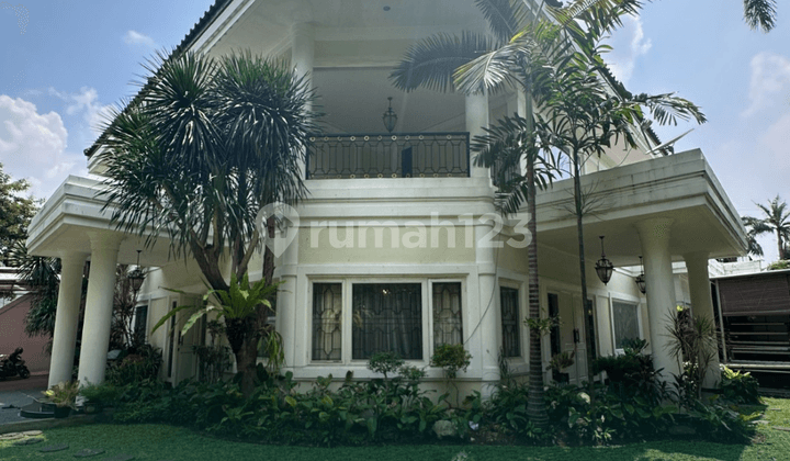 MODERN CLASSIC HOUSE WIJAYA KEBAYORAN BARU HOOK, TAMAN LUAS, TENANG