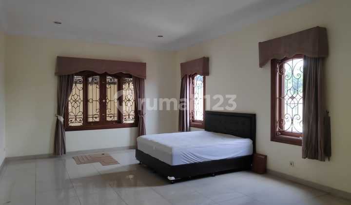 Rumah Mewah Klasik Siap Pakai di Jl Slamet Gajah Mungkur Semarang 11159