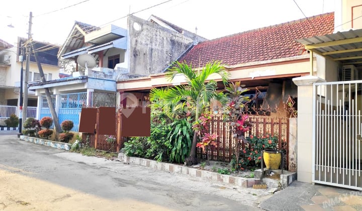 STRATEGIC HOUSE IN NEED OF RENOVATION IN THE MALANG ISLANDS.