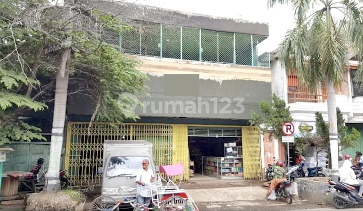 3-STOREY SHOPHOUSE ON STATION ROAD PASURUAN, NEAR SENGGOL MARKET AND PANTURA MAIN ROAD, SUITABLE FOR RETAIL AND WHOLESALE STORES.