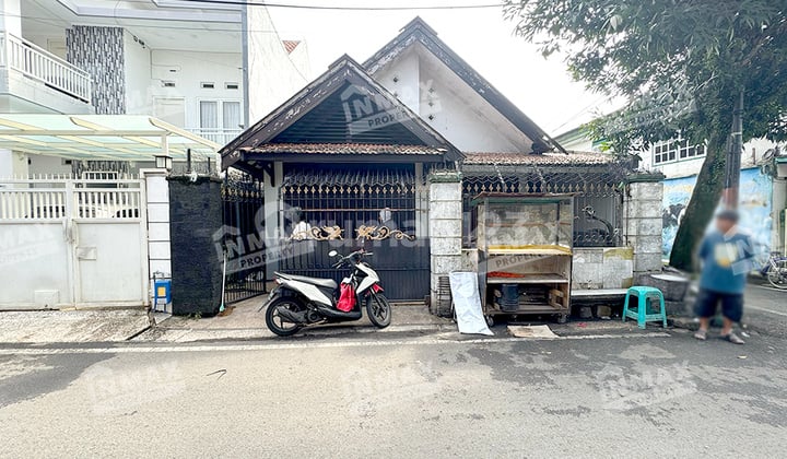 Spacious House on Colonel Sugiono Street, near Gadang Market, Car Access, Land Certificate.