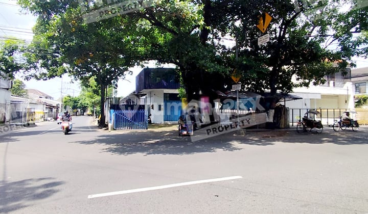 La Sucipto Street Warehouse, Blimbing Malang, has office space, located on a wide street.