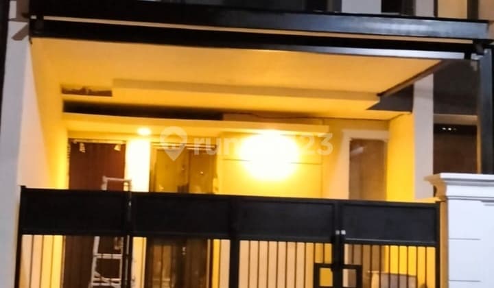 Rumah Mewah 2 Lantai Perum Semolowaru Indah Araya