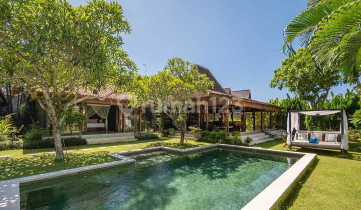 Villa Luxurious 3 Bedrooms In Canggu For Rent