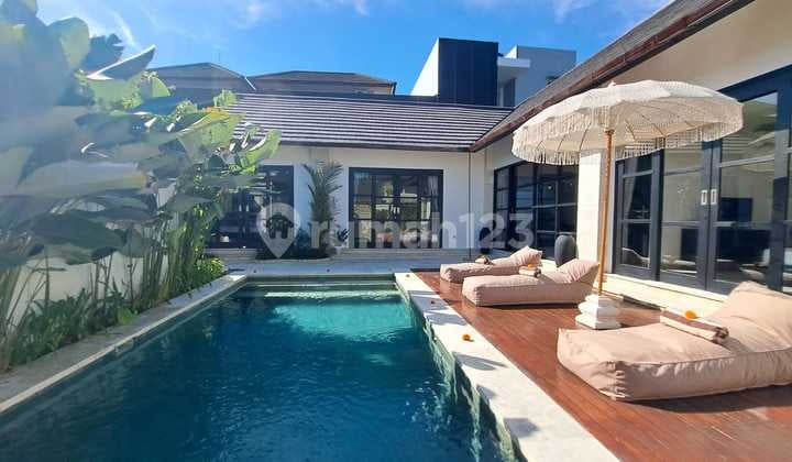 For rent villa in Umalas, 3 bedrooms with enclosed en-suite large bathrooms with showers, enclosed living and dining.