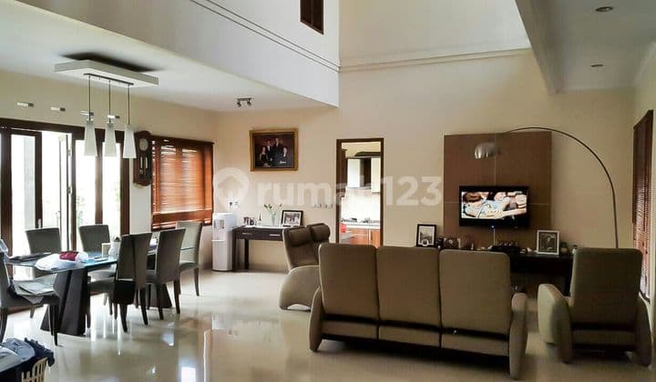 Quick sale of a luxury Sutera Buana house, Alam Sutera. Strategic location, excellent layout, furnished, ready to move in, just bring your suitcase.