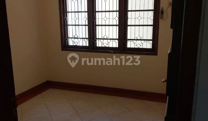 Rumah lama 2 lantai di cluster yang bagus Setiabudi Regency