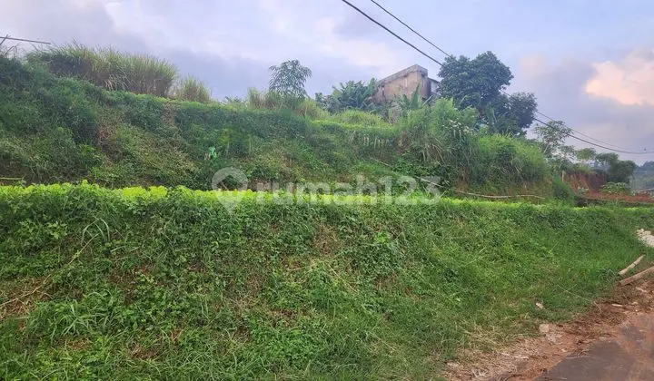 Dua Kavling berdampingan @600m2. Terletak di bagian depan dari kompleks