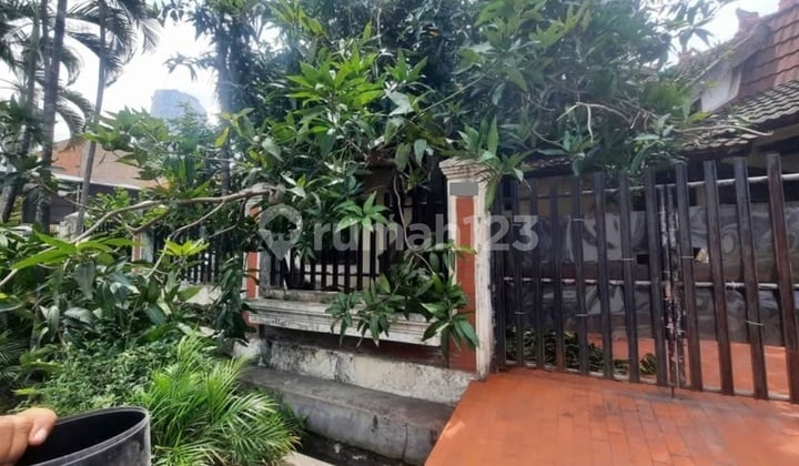 Rumah Kertomenanggal Dekat Sekolah, Dekat Masjid Besar Masjid Agung Surabaya, Dekat Mall