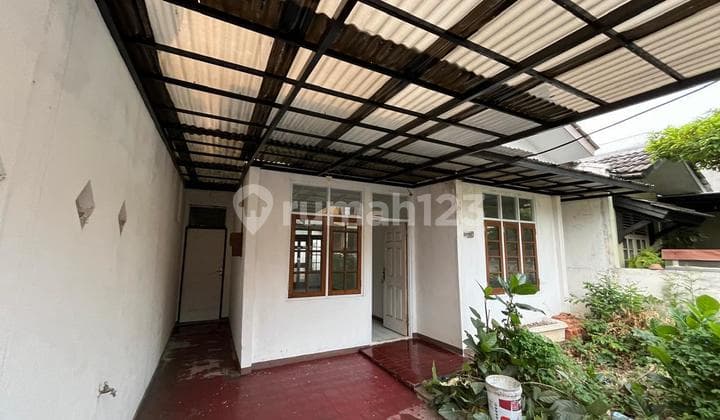 House in a complex with access to the Jakarta-Cikampek toll road.