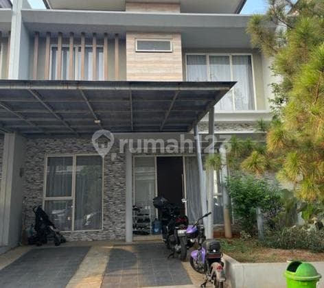 Two-story house in a cluster, price negotiable.