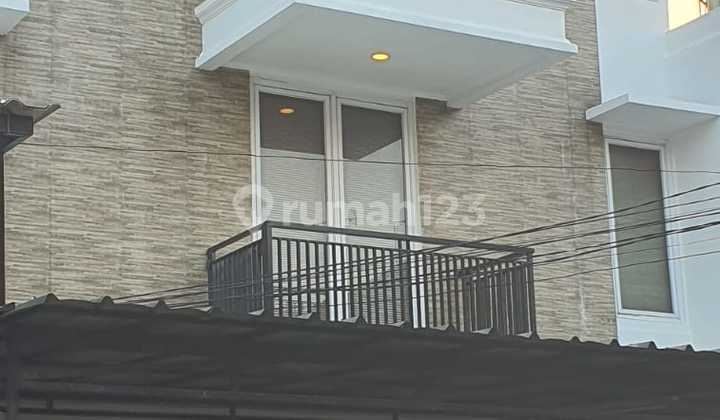 Rumah 3.lantai.dalam.cluster.kelapa.gading Dekat.sport.mall